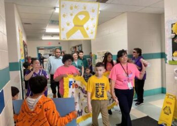 Celebran compañeros regreso de alumno tras vencer cáncer