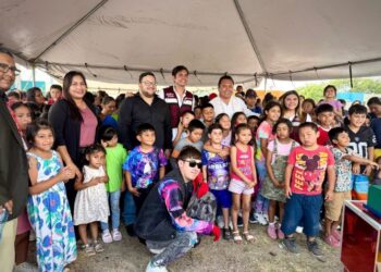 Entregan juguetes en colonia Valles de Anáhuac por festejo del Día del Niño