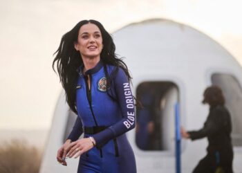 EXPERIMENTA LA GRAVEDAD CERO Katy Perry canta en el espacio