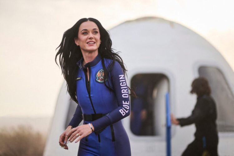 EXPERIMENTA LA GRAVEDAD CERO Katy Perry canta en el espacio