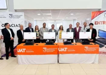 Entrega la UAT equipamiento a universitarios de Nuevo Laredo