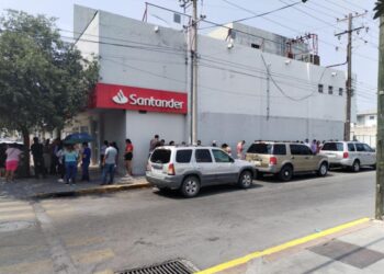 Largas filas en bancos por reparto de utilidades