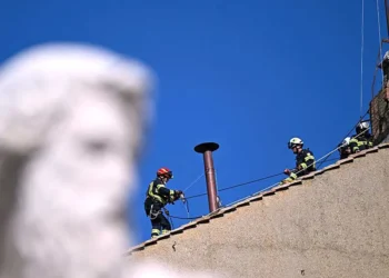 Instalan la icónica chimenea del cónclave en el Vaticano: la señal del próximo papa