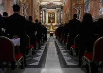 Cardenales ya están instalados para elegir al sucesor de Francisco en el cónclave más internacional de la historia moderna