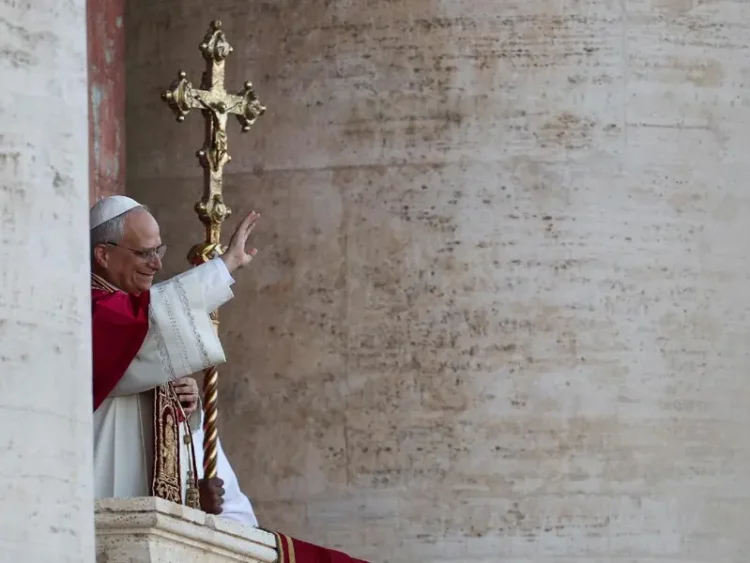 León XIV asume el papado con un mensaje de paz y unidad; también recuerda a Francisco