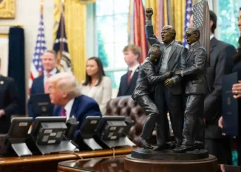 Escultura del intento de asesinato a Trump adorna ahora el Despacho Oval