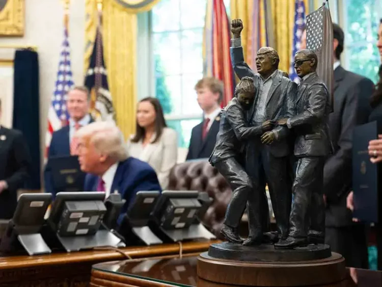 Escultura del intento de asesinato a Trump adorna ahora el Despacho Oval