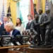 Escultura del intento de asesinato a Trump adorna ahora el Despacho Oval