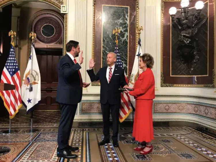 Ronald Johnson toma protesta como embajador de EU en México; alista próxima llegada