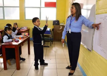 Sheinbaum anuncia aumento del 9% a maestros y nuevos beneficios laborales