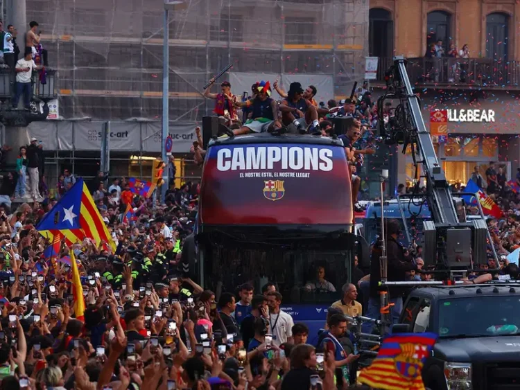 Barcelona desata la locura en las calles catalanas por el título de LaLiga