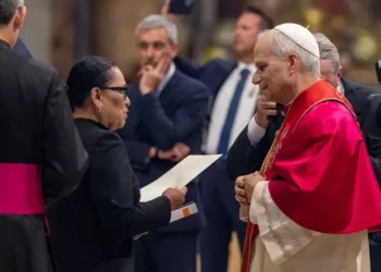 Rosa Icela entrega invitación al Papa León XIV en nombre de México