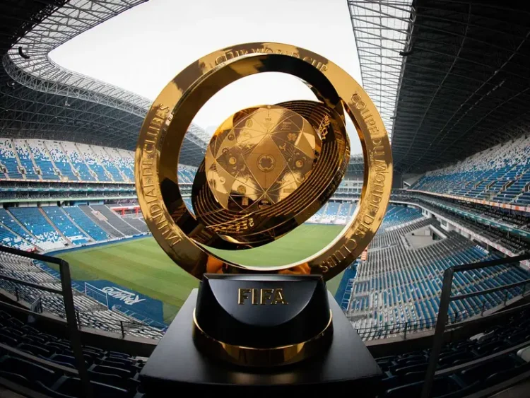 Rayados recibe el trofeo del Mundial de Clubes