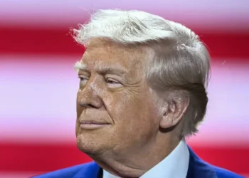 Trump cierra investigaciones por violencia policial y desata indignación