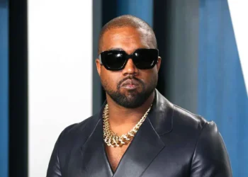 Kanye West se disculpa por elogiar a Hitler y promete no repetir comentarios antisemitas