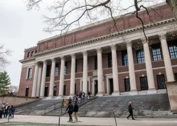 Harvard demanda a Trump por suspensión de admisión de extranjeros