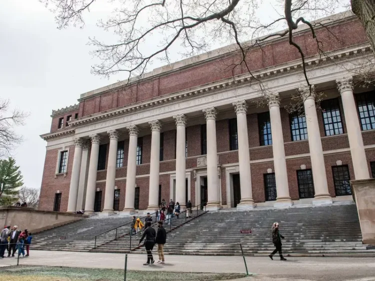 Harvard demanda a Trump por suspensión de admisión de extranjeros