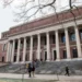 Harvard demanda a Trump por suspensión de admisión de extranjeros