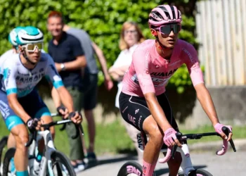 Isaac del Toro resiste en la cima del Giro de Italia