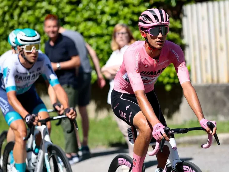 Isaac del Toro resiste en la cima del Giro de Italia