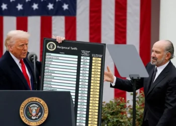 Revés momentáneo a fallo contra aranceles de Trump