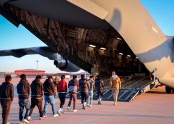 CON ESTÍMULO ECONÓMICO Impulsa Trump la autodeportación