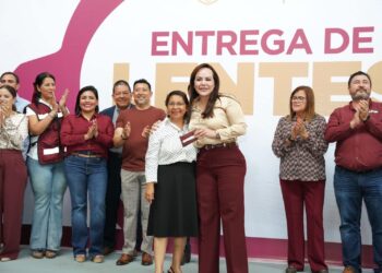 CARMEN LILIA CANTUROSAS Entrega anteojos a 150 ciudadanos