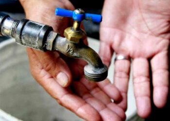 LLAMAN A LA CONCIENCIA CIUDADANA Exceso de consumo eléctrico y de agua vacía las cisternas de abastecimiento