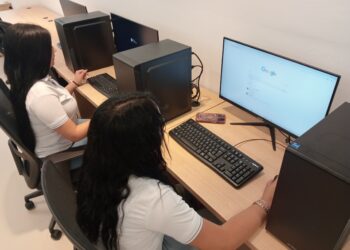 Mujeres responden a cursos gratuitos de computación; abren más grupos