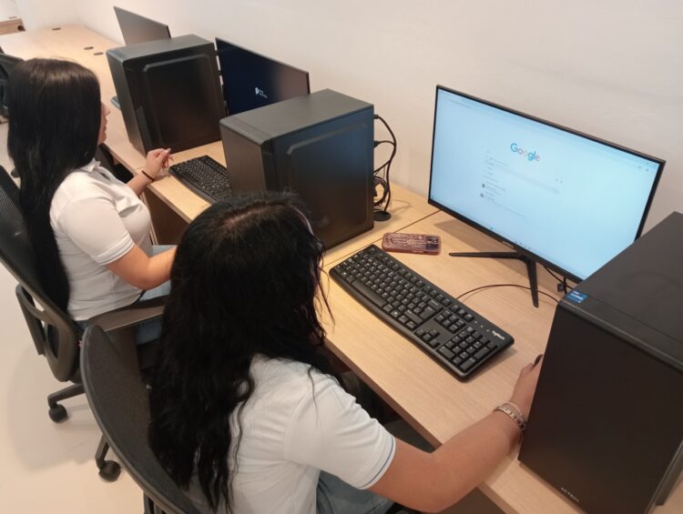 Mujeres responden a cursos gratuitos de computación; abren más grupos