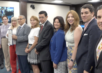 REFUERZAN HERMANDAD Dos Laredos corren sin fronteras físicas