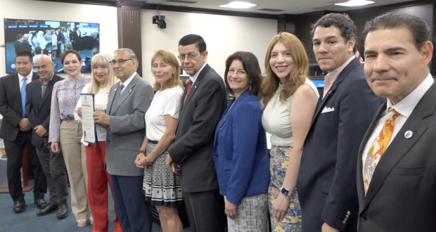REFUERZAN HERMANDAD Dos Laredos corren sin fronteras físicas
