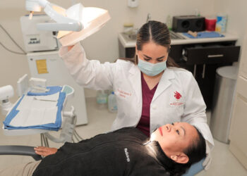 EN CLÍNICAS UNE Celebran a mamás con servicios médicos y dentales gratuitos