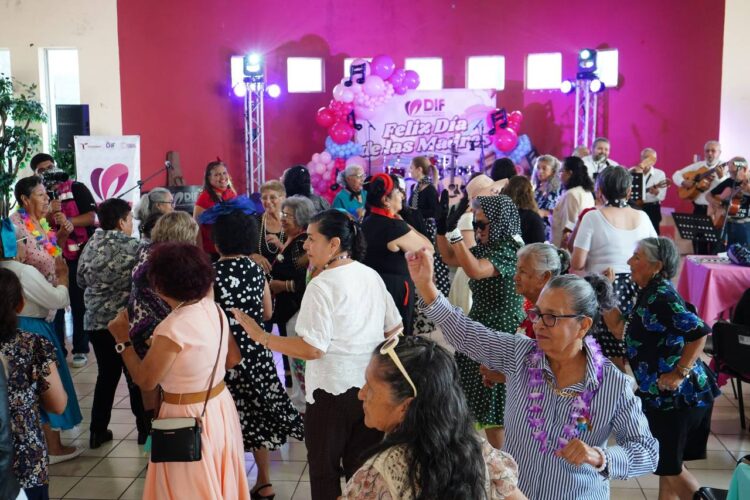 DIF celebra a madres adultas mayores en ambiente festivo