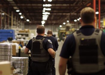 SE PROTEGEN CONTRA REDADAS Hispanos desarrollan App para informar movimientos del ICE