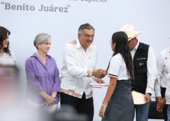 ATESTIGUA AMÉRICO Entrega de becas y destaca el apoyo de la presidenta Claudia