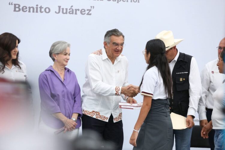 ATESTIGUA AMÉRICO Entrega de becas y destaca el apoyo de la presidenta Claudia