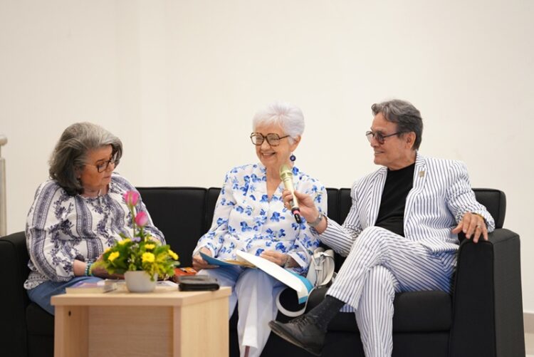 Celebran 93 años de Elena Poniatowska en la Infoteca