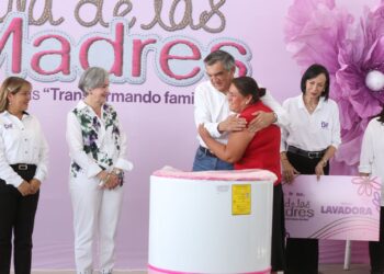 CUMPLEN AMÉRICO Y MARÍA DE VILLARREAL Entregan apoyos a familias de Jaumave