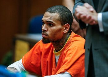 Chris Brown, fue detenido por agresión en discoteca El cantante ha sido acusado por actos violentos