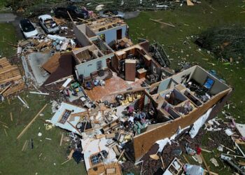 KENTUCKY LA MÁS AFECTADA Tormentas y tornados dejan 27 muertos en EU