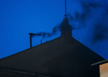 HUMO NEGRO Sale primera fumata desde El Vaticano