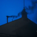 HUMO NEGRO Sale primera fumata desde El Vaticano