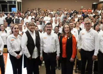 Entrega rector reconocimientos a los jubilados del SUTUAT