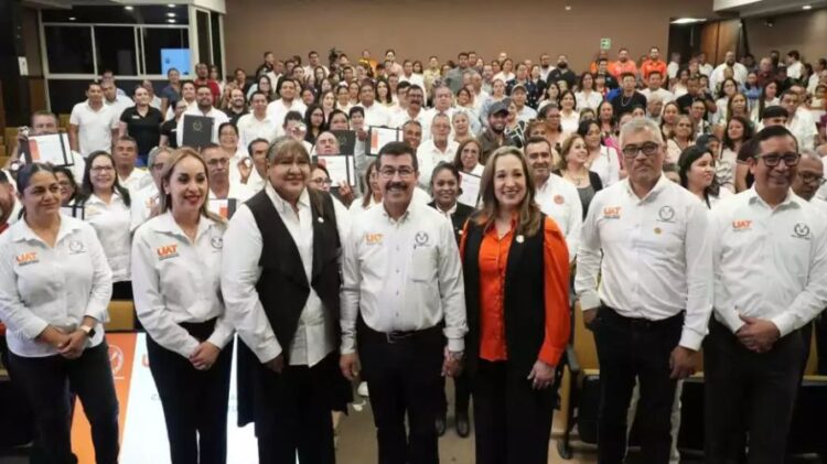 Entrega rector reconocimientos a los jubilados del SUTUAT