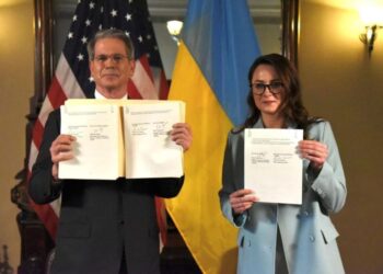 PRIMER ÉXITO INTERNACIONAL Trump logra firma de acuerdo con Ucrania