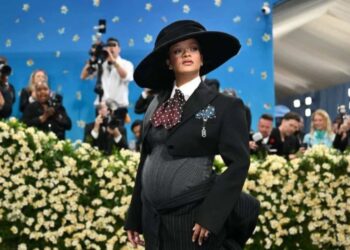 EN LA MET GALA 2025 Rihanna revela tercer embarazo