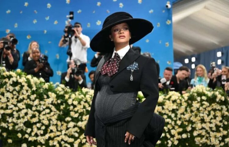 EN LA MET GALA 2025 Rihanna revela tercer embarazo