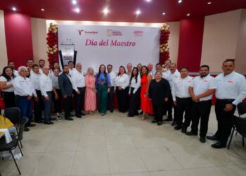 CARMEN LILIA CANTUROSAS Entrega más de 30 mdp en bonos para docentes