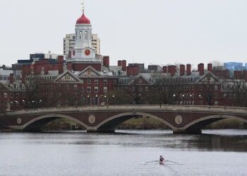 GOBIERNO DE TRUMP Prohíbe a Harvard inscribir a estudiantes extranjeros